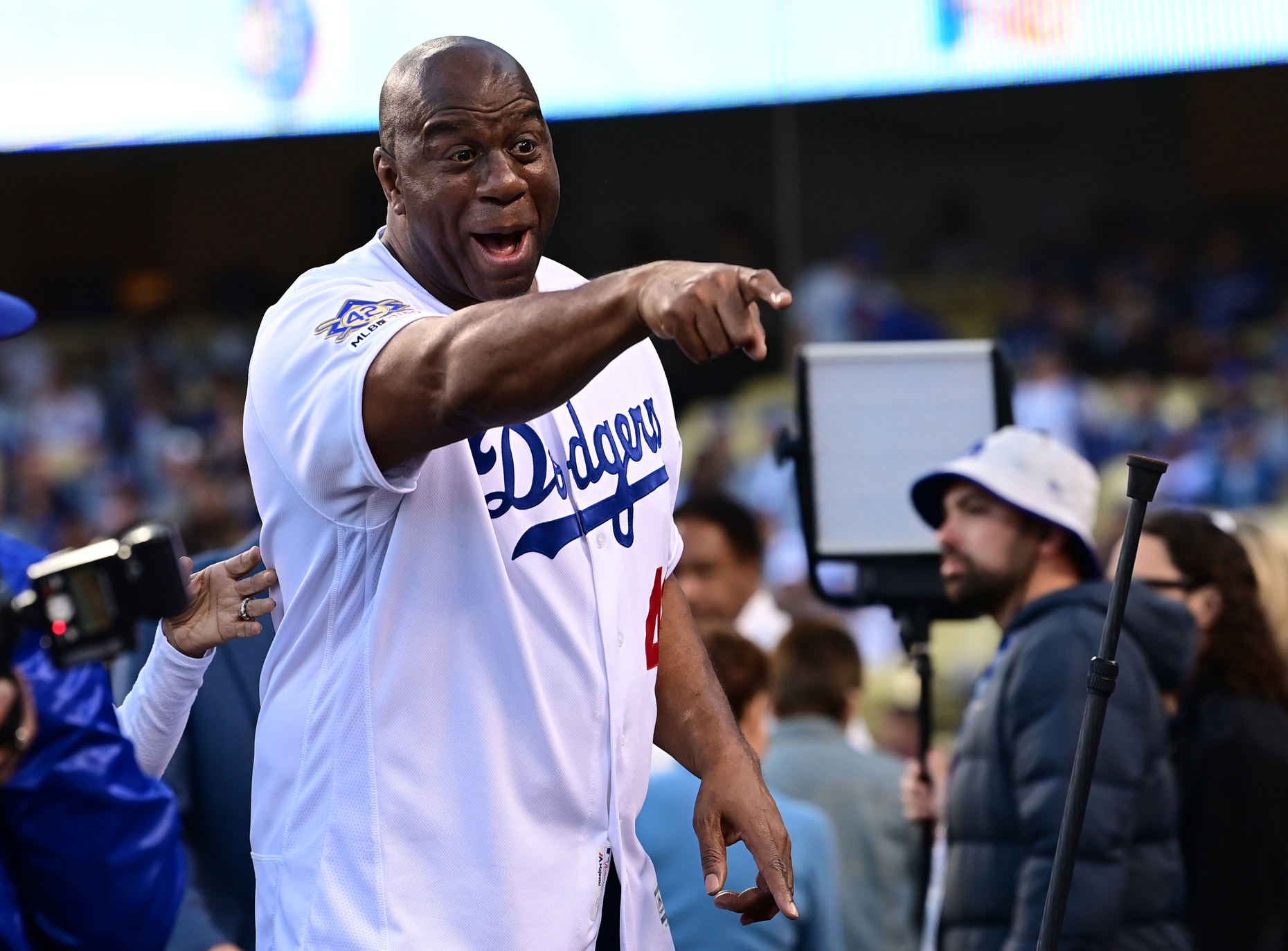 Dodgers Team Owner and Lakers Legend Magic Johnson Ofrece una Perspectiva Positiva para LA.