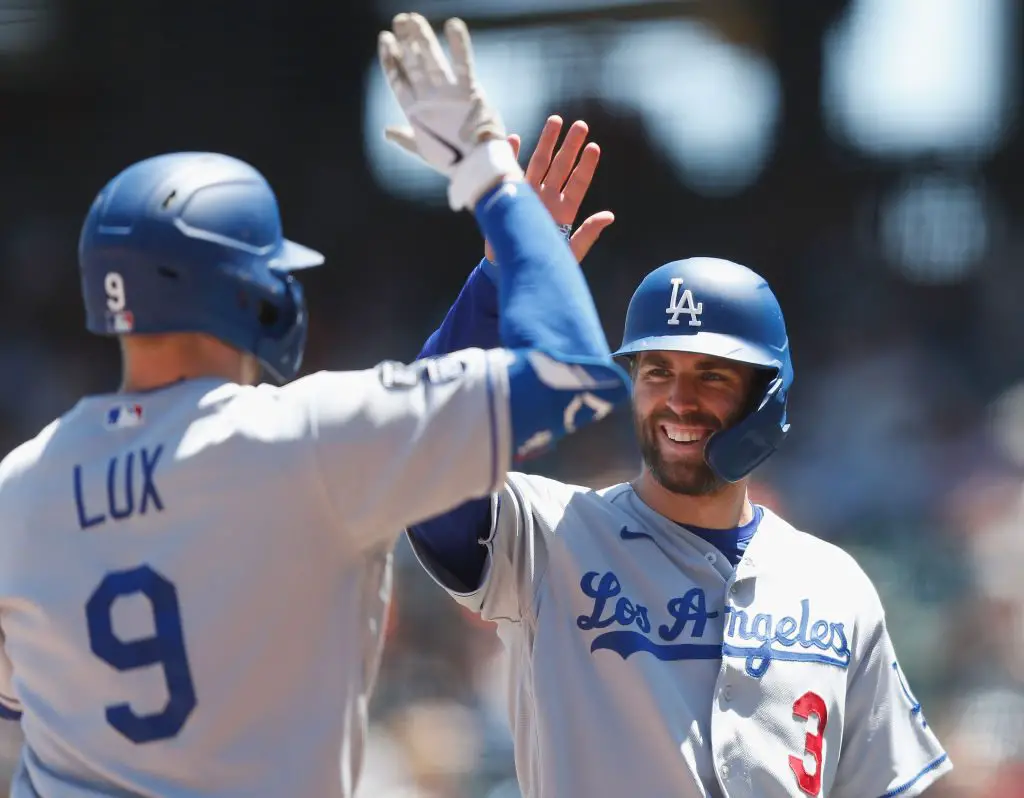 Con hit de Chris Taylor, los Dodgers dejaron en el terreno a los Giants en  su último partido de temporada regular en Dodger Stadium 👋.