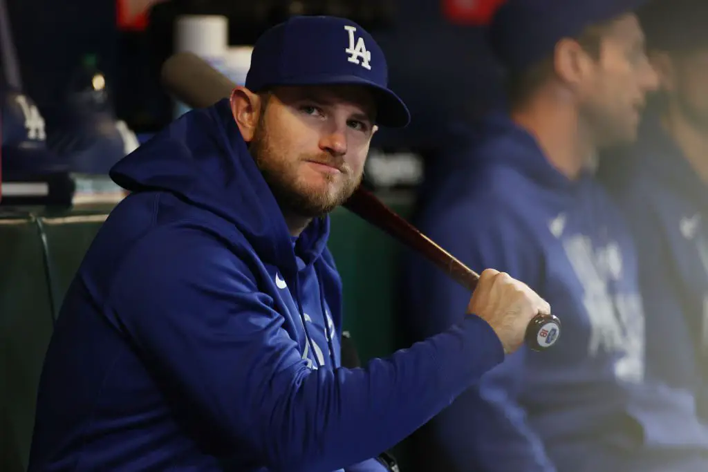 Dodgers' Muncy injured in play at 1B against Brewers