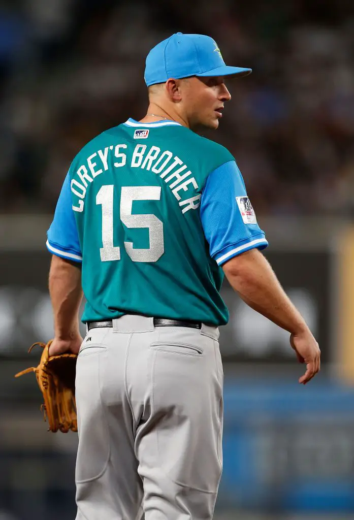 Kyle Seager's reaction to brother Corey's home run is everything