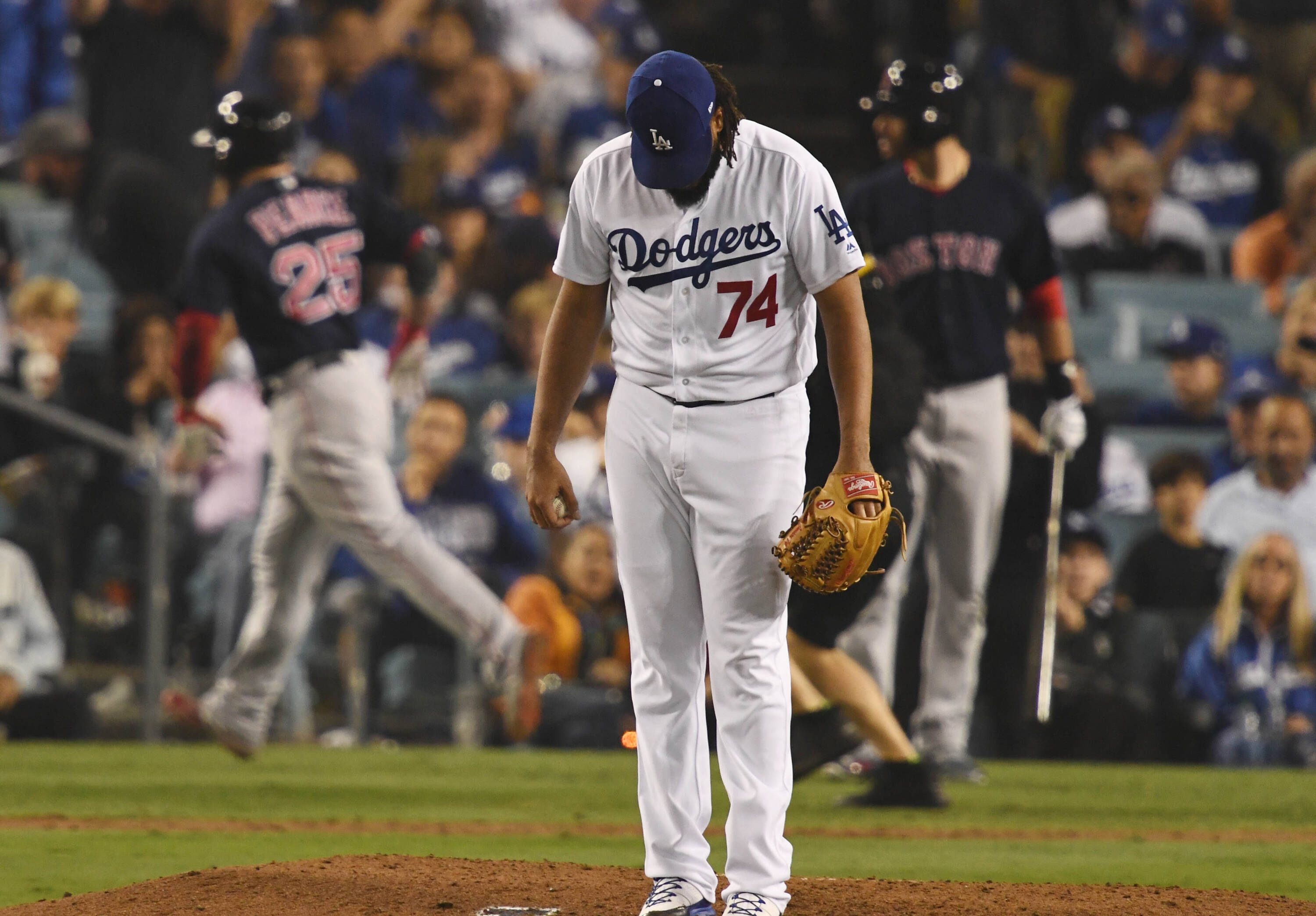 Former Dodgers Reliever Clears Out Locker Before Season End