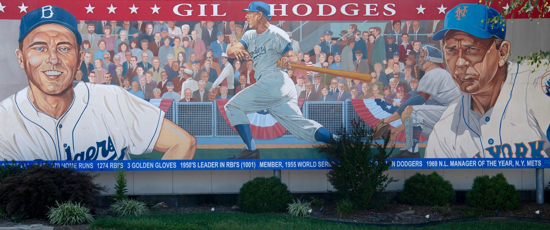 Dodgers retire No. 14 for Hall of Famer Gil Hodges 