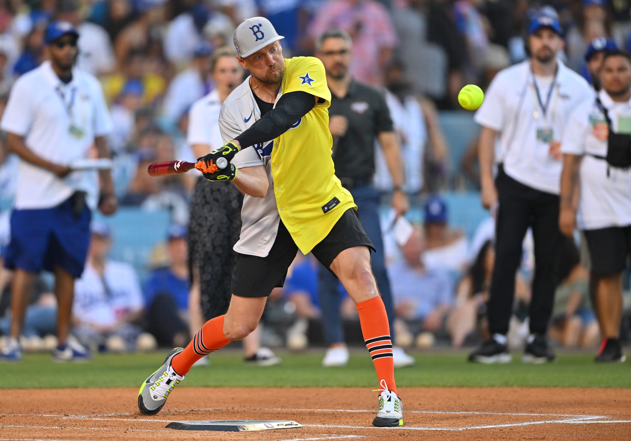 B/R Walk-Off on X: Hunter Pence got booed by Dodgers fans, hit a HR  (almost over the ACTUAL fence), bat flipped, and revealed a @SFGiants shirt  under his jersey as he trotted