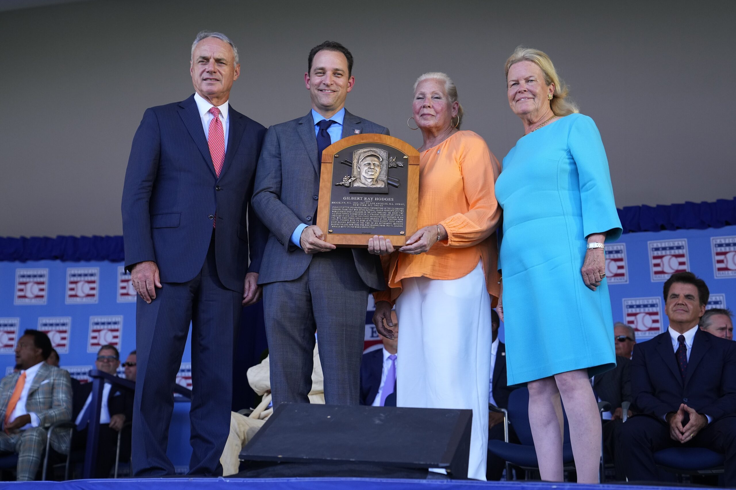 Gil Hodges' No. 14 retired by Dodgers in ceremony