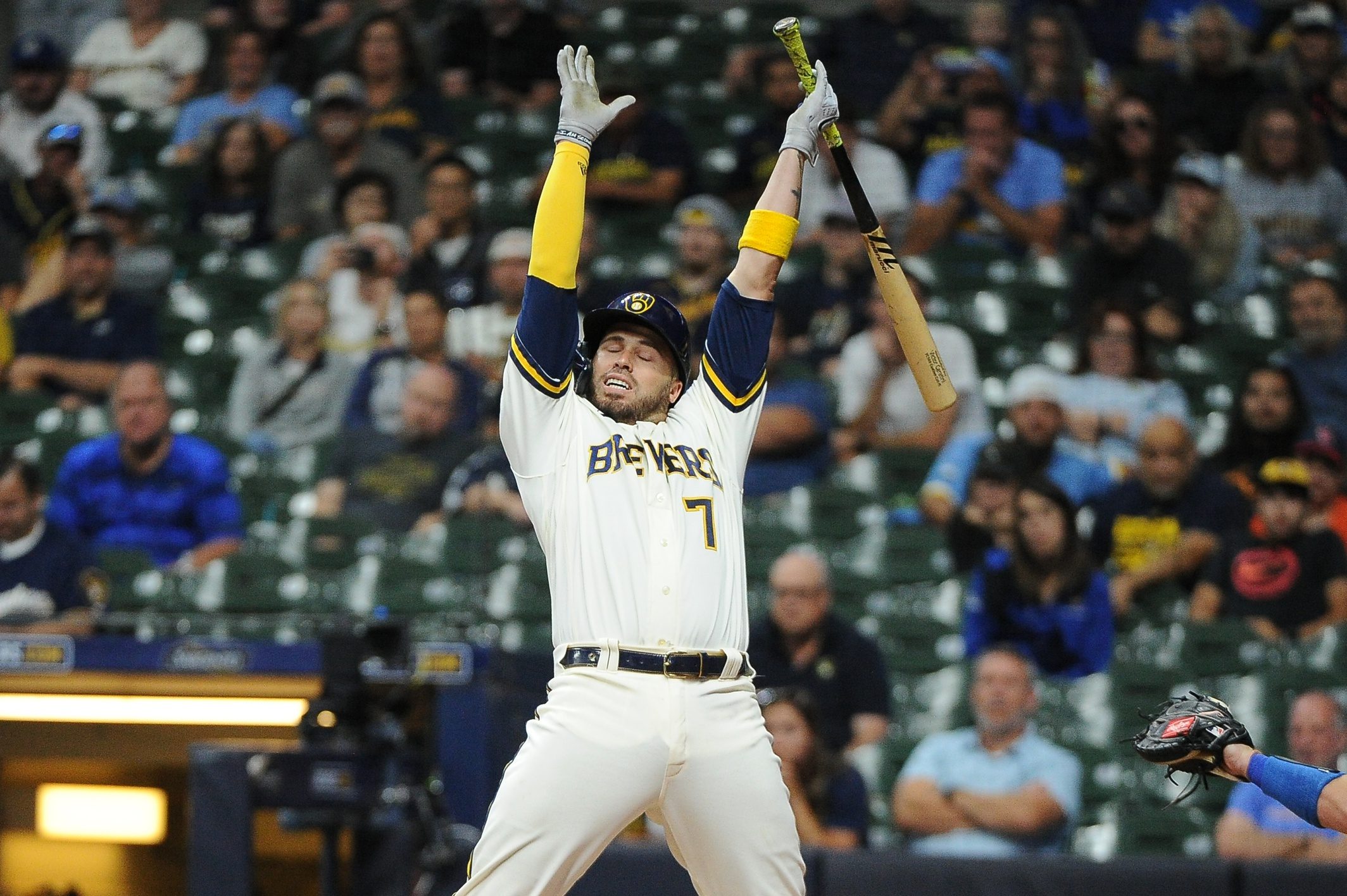 Flying beer can narrowly misses Craig Kimbrel as closer exits