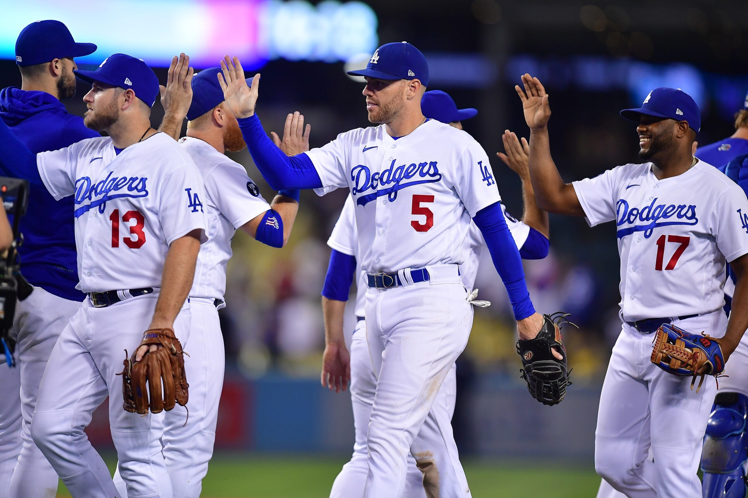 Dodger fans create a welcome home that Freddie Freeman won't