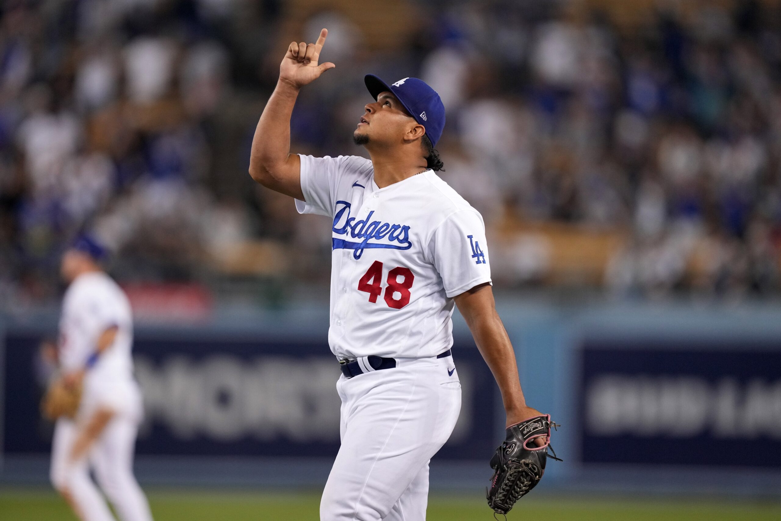 Dodgers reliever Brusdar Graterol reunites with mom, extends