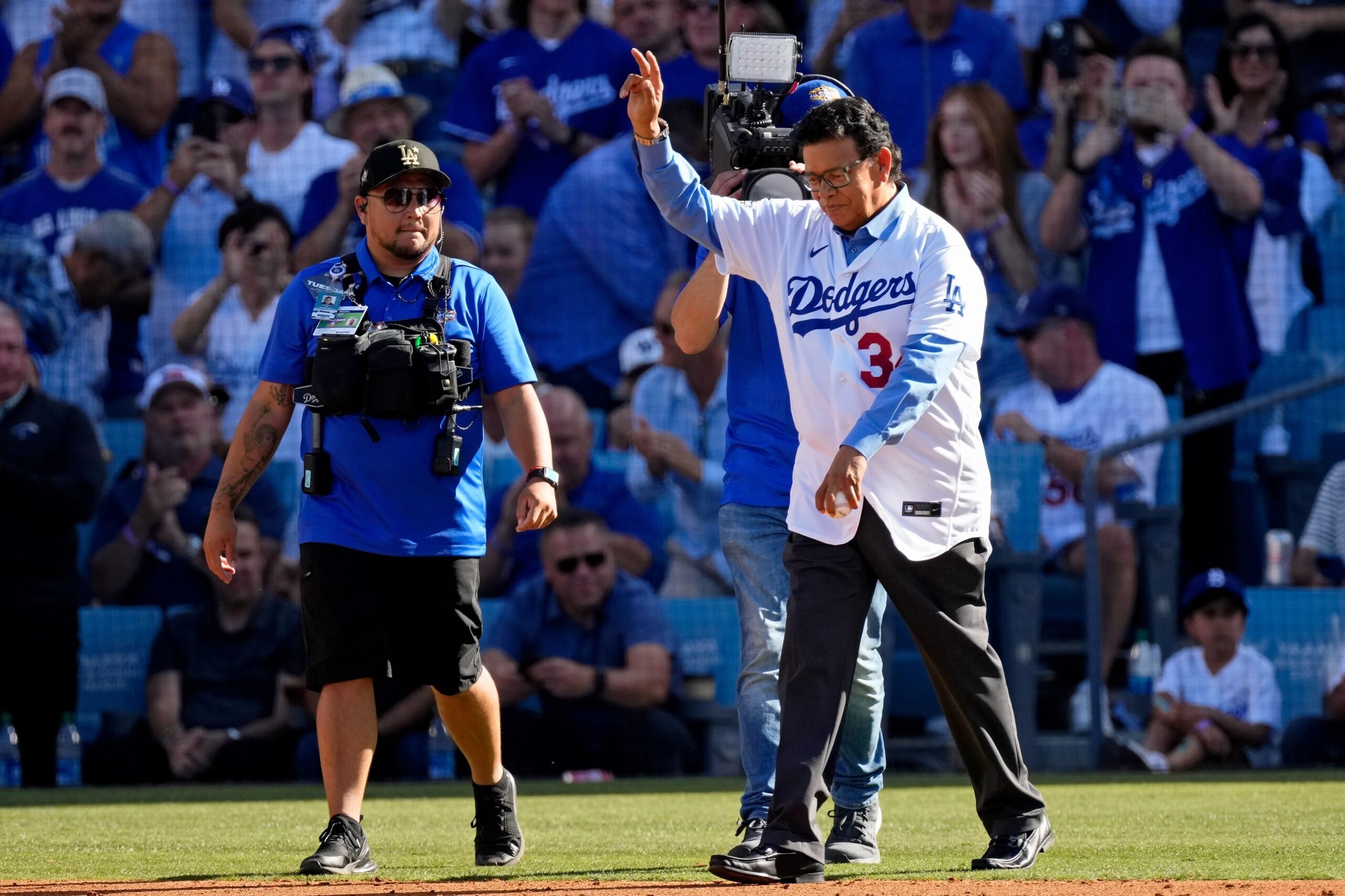 Fernandomania' lives again at Dodger Stadium with retirement of  Valenzuela's jersey