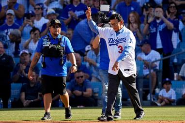 Fernandomania' Returns: The Dodgers Are (Finally) Retiring Fernando  Valenzuela's Number