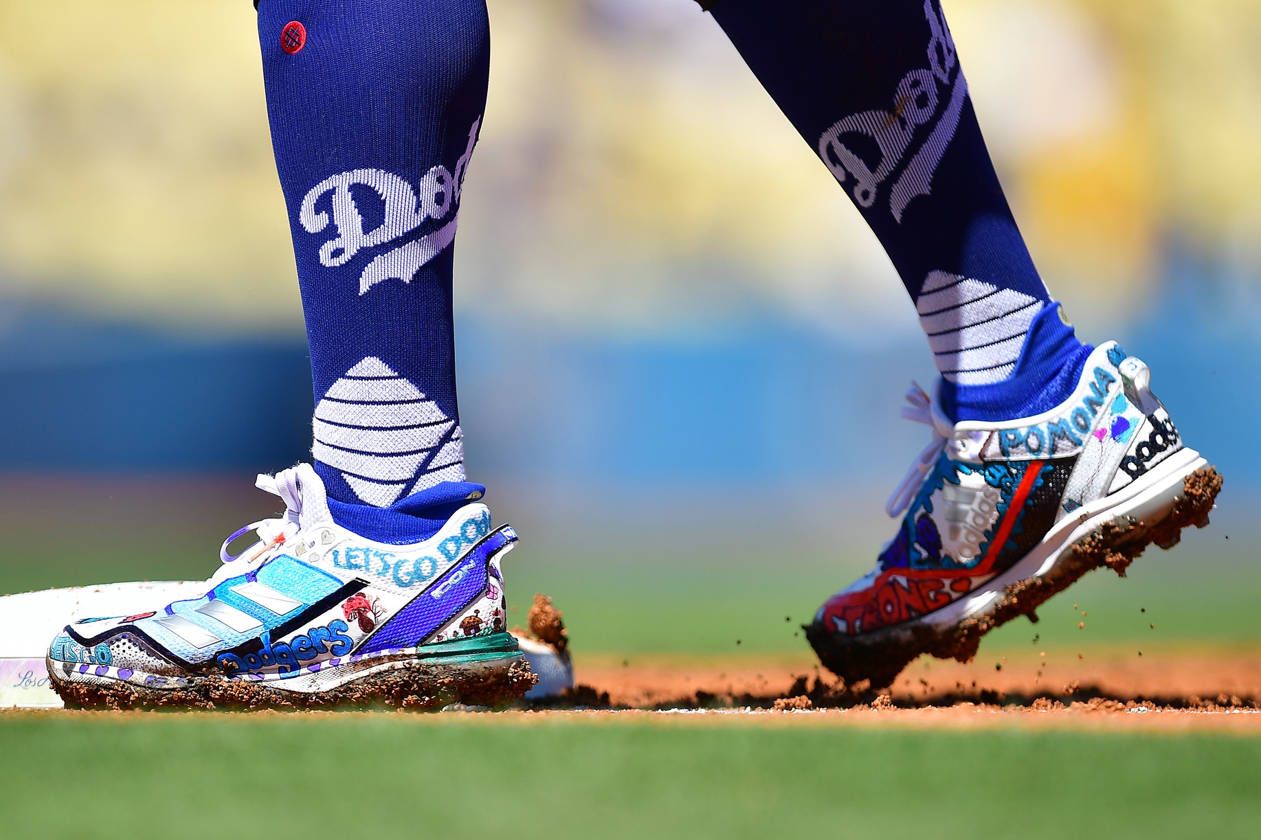 Dodgers News: Justin Turner Wears Custom Cleats To Honor Lakers