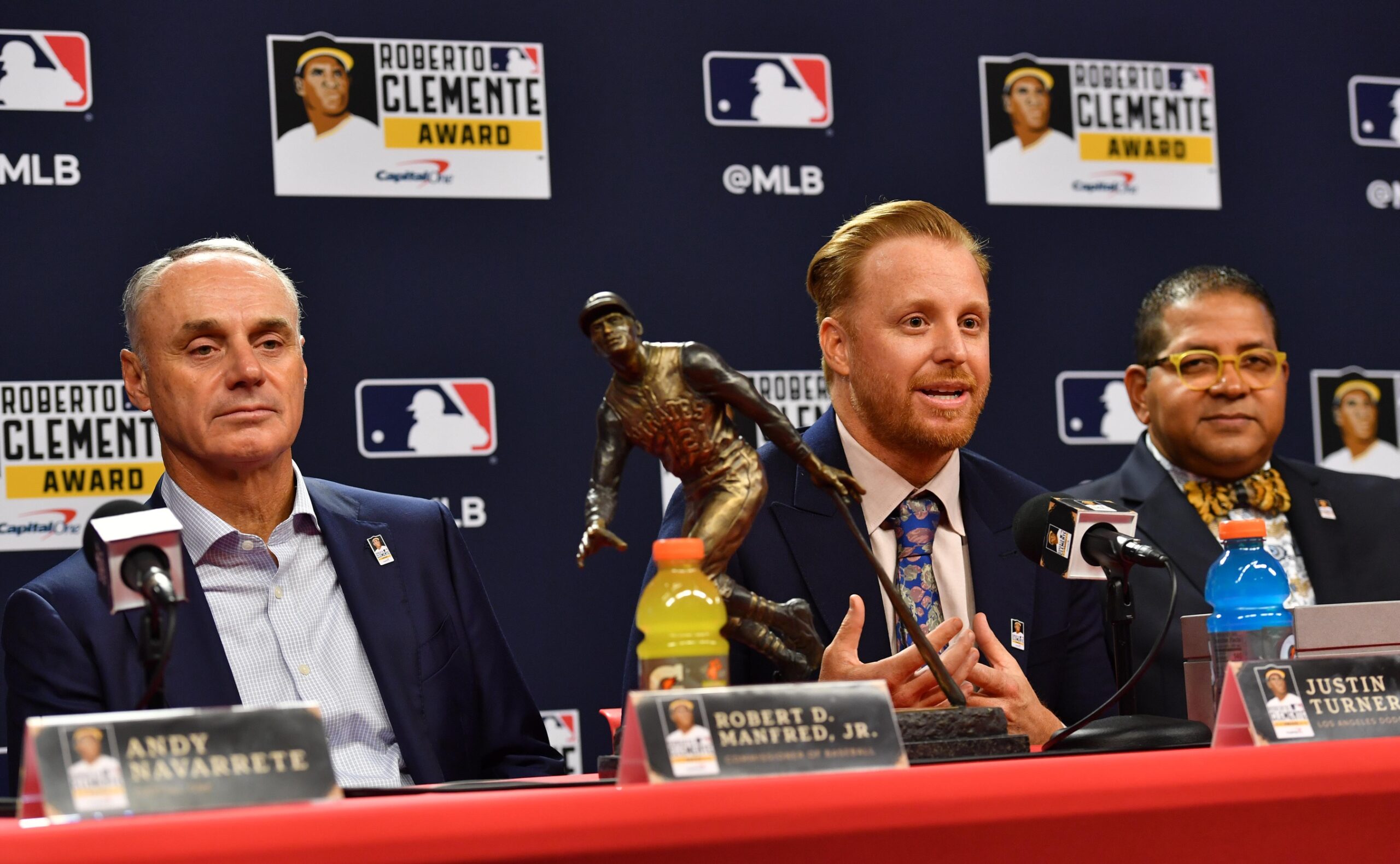 Dodgers' Justin Turner wins MLB's Roberto Clemente Award - Los Angeles Times