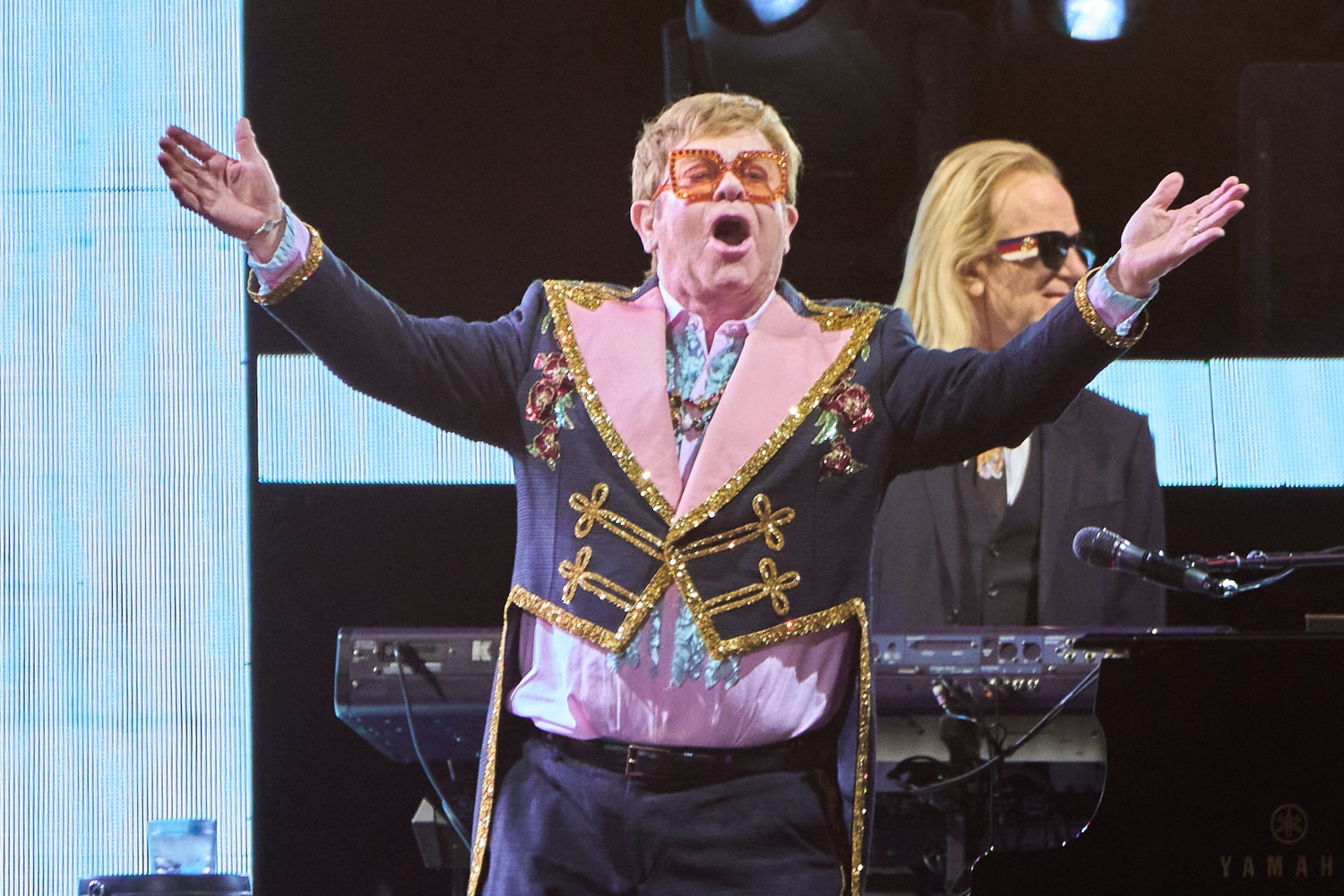 Elton John sighting at Dodger Stadium? 🫣 #dodgers #mlb #eltonjohn