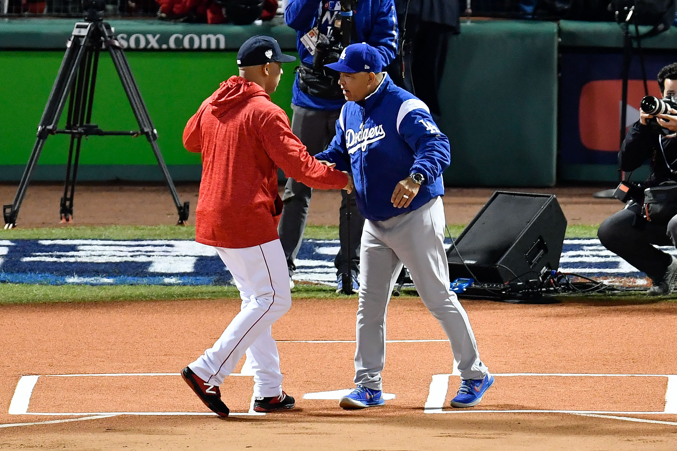 Dodgers manager Dave Roberts denies new sign-stealing accusations