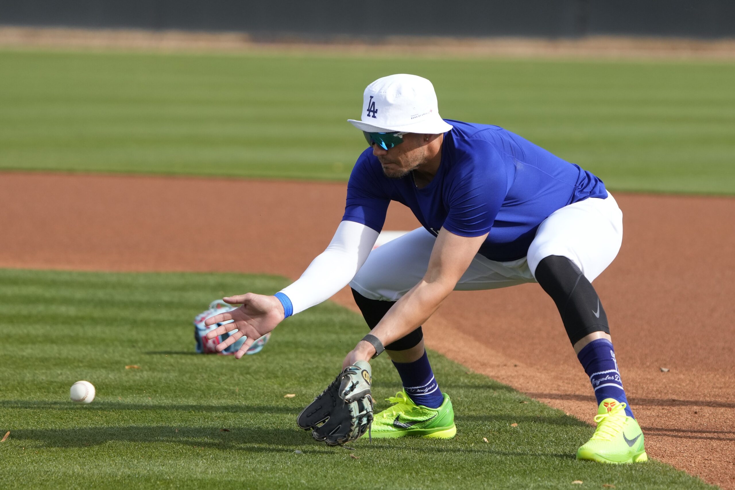 Dodgers News: Miguel Rojas Exits Cactus League Game With Apparent Injury