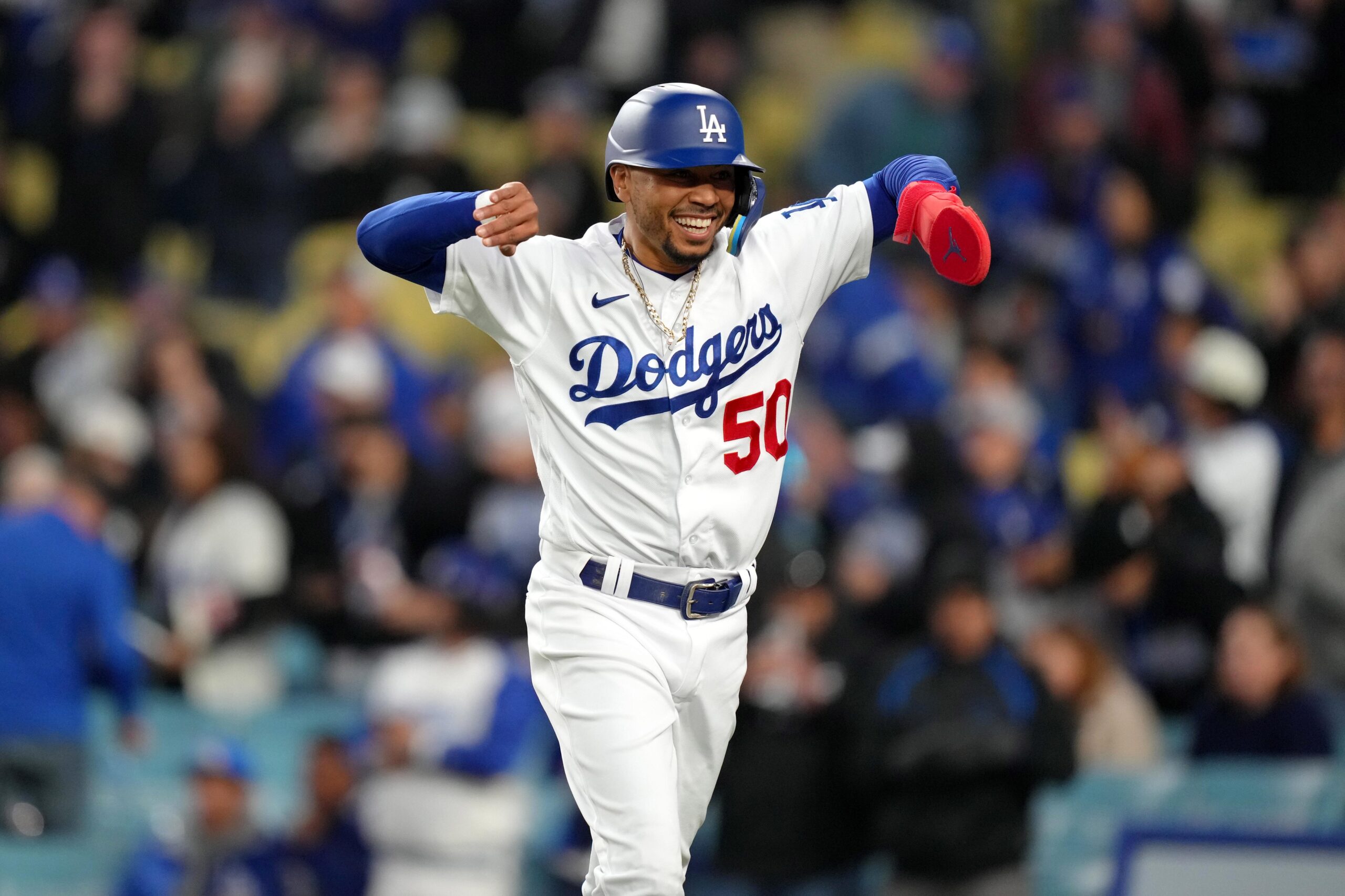 Dodgers Notes: Star Misses Game, Kershaw Throws Off Mound, Former LA Outfielder Lands in NL West