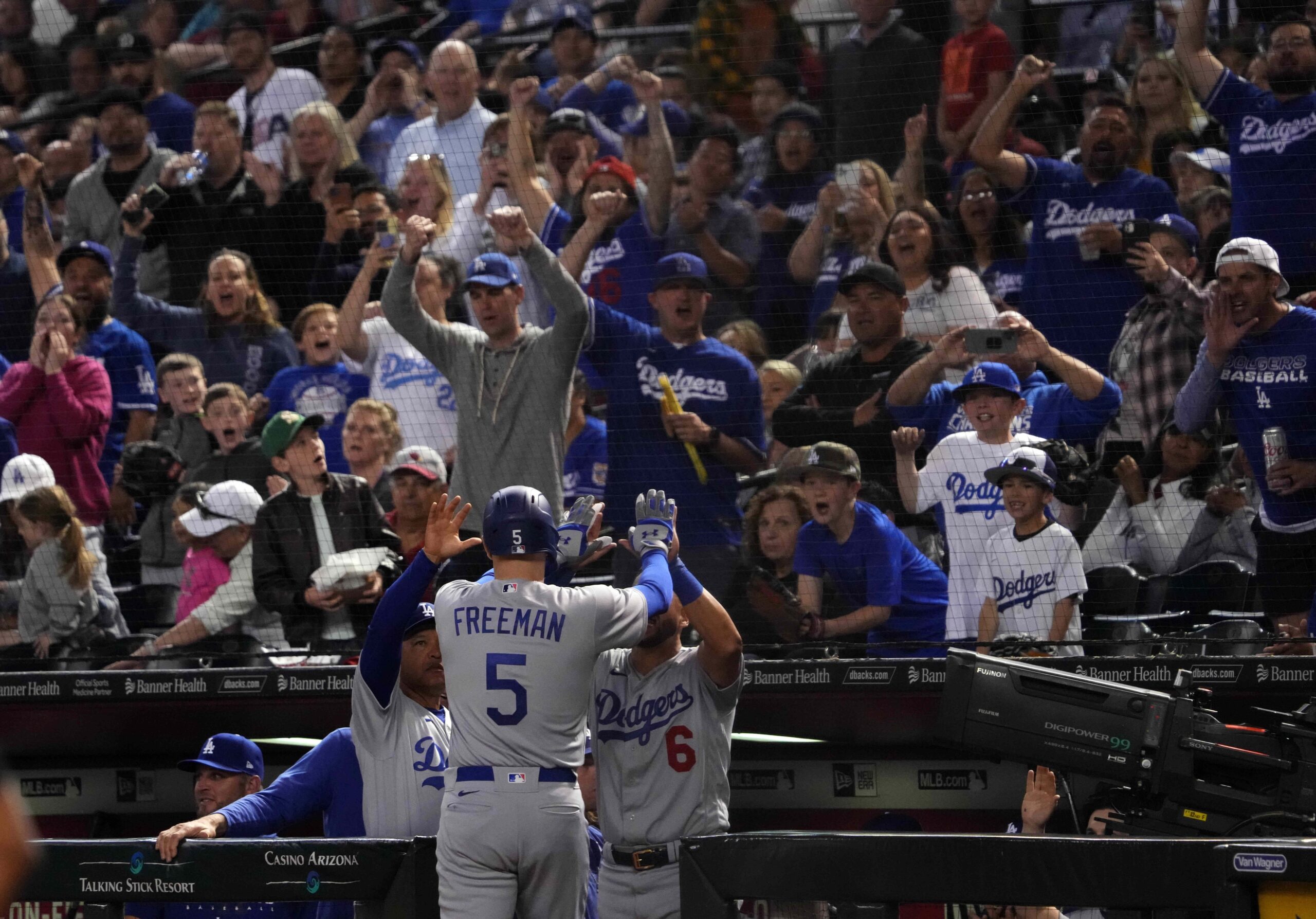 Freeman stays hot and so do the Dodgers, who beat the Diamondbacks 5-4