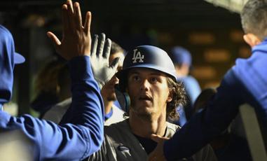 Trip home continues 'fun year' for Dodgers' Roberts