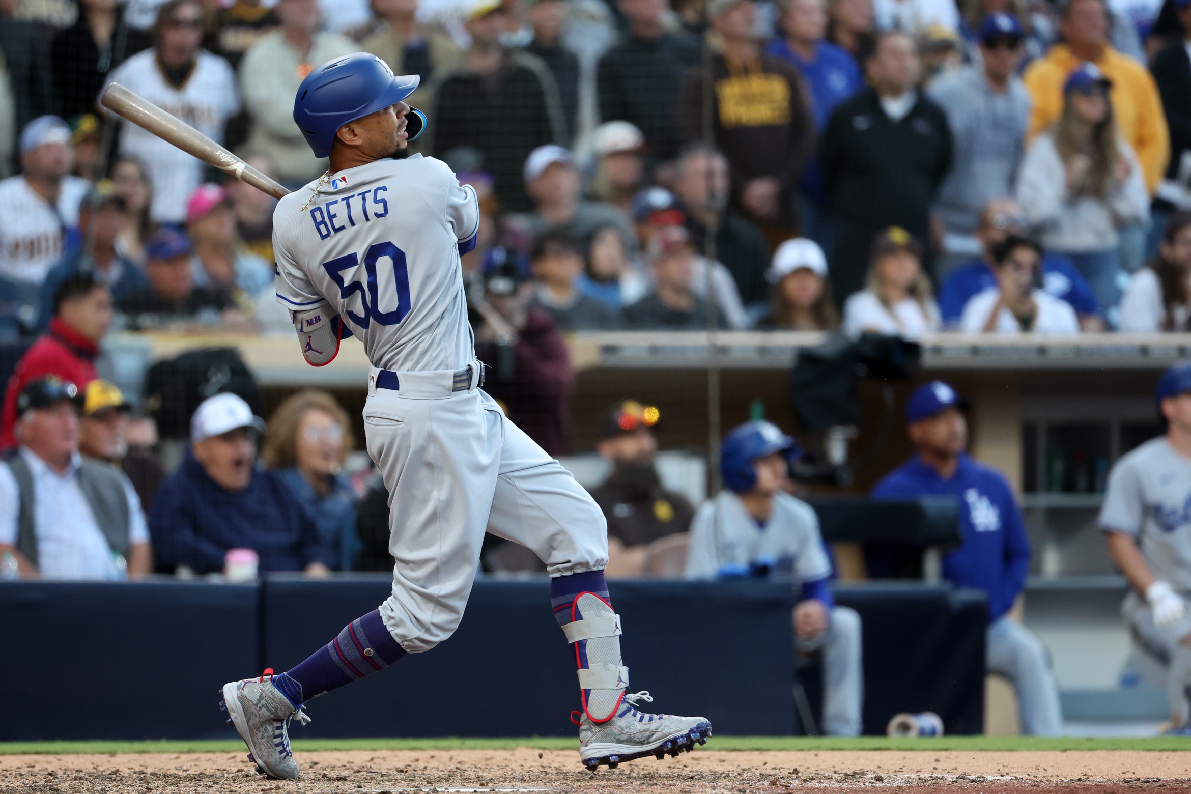 Padres ride 7-run 8th inning to victory vs. Dodgers