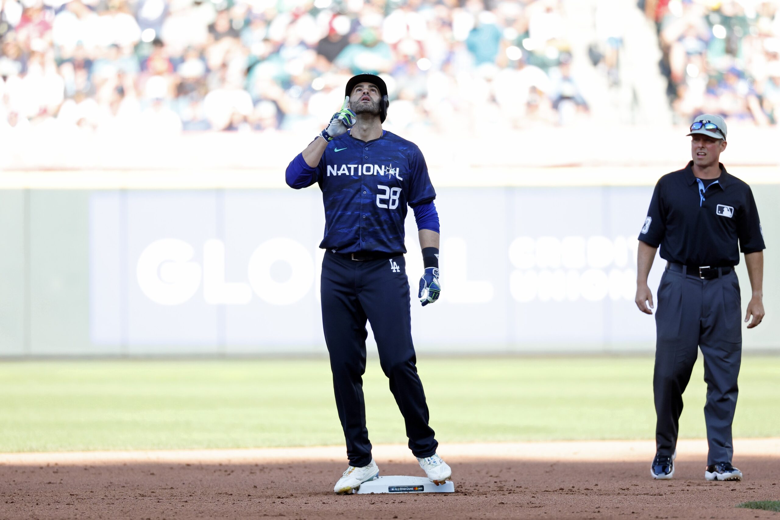 Dodgers hitting coach revitalized J.D. Martinez's swing despite lack of MLB  credentials - Los Angeles Times