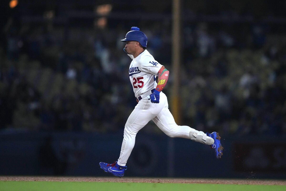 Former Dodgers Infielder Signs With NL West Rival Diamondbacks