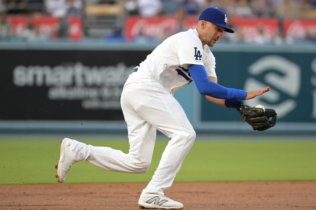 Padres Sign Ex-Dodgers Shortstop To Minor League Contract