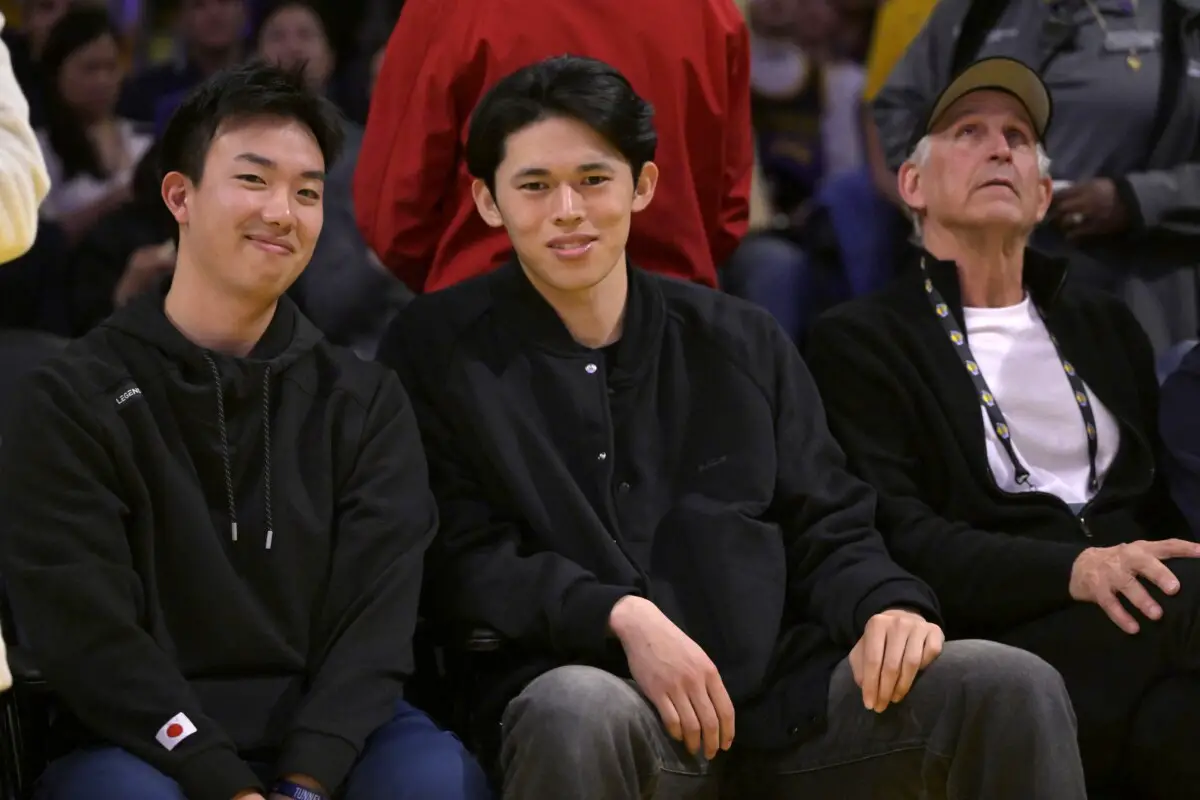 Dodgers’ Roki Sasaki Meets LeBron James, Rui Hachimura at Lakers Game, Gets Personalized Jersey