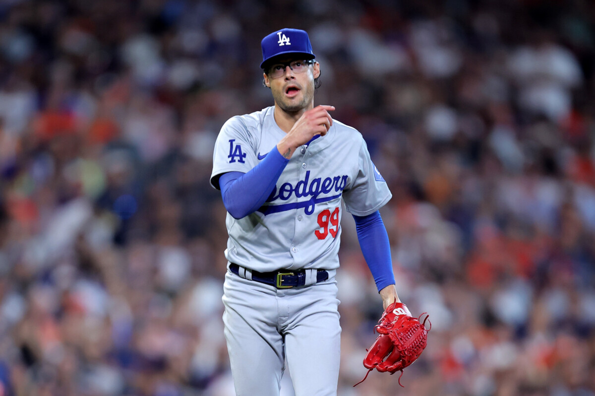 Los Angeles Dodgers relief pitcher Joe Kelly (99)