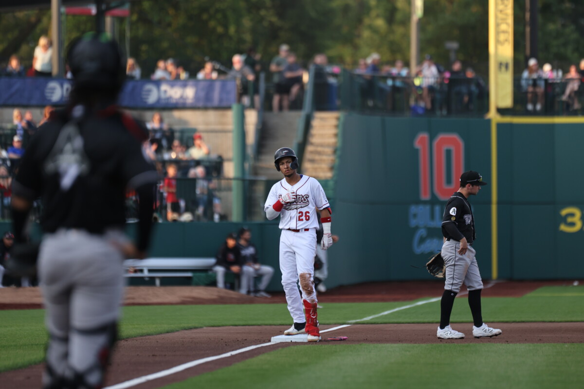 El prospecto de los Dodgers, Eduardo Quintero de los Great Lakes Loons, está en la tercera base en esta foto sin fecha. (Somormujos de los Grandes Lagos)