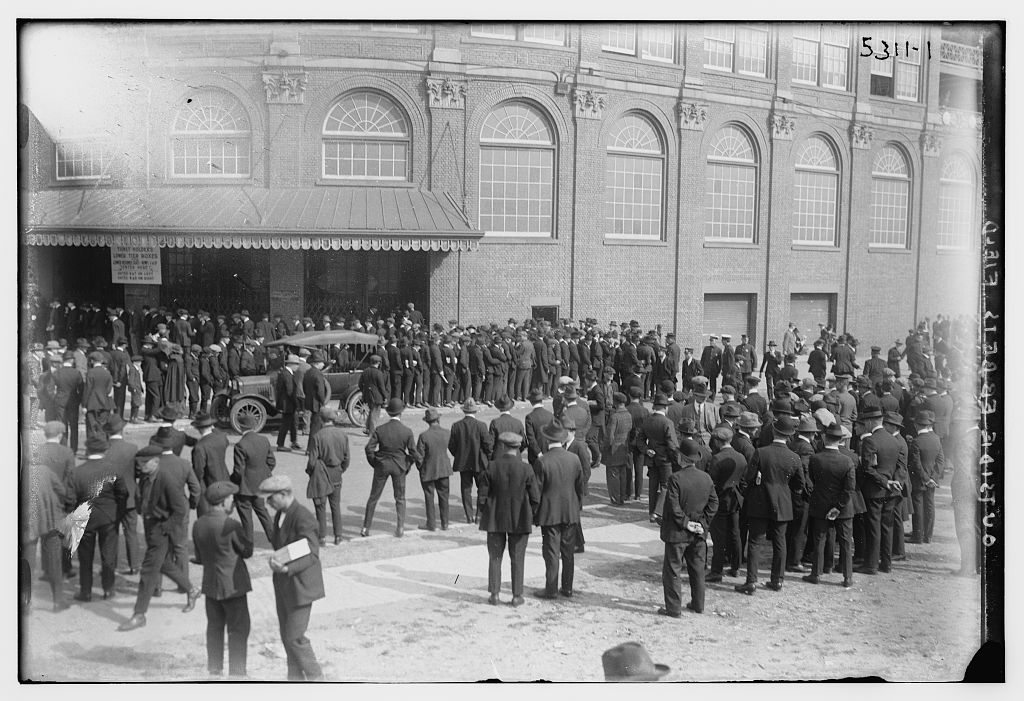 El exterior de Ebbets Field se muestra en 1920. (Colección George Grantham Bain, Biblioteca del Congreso)