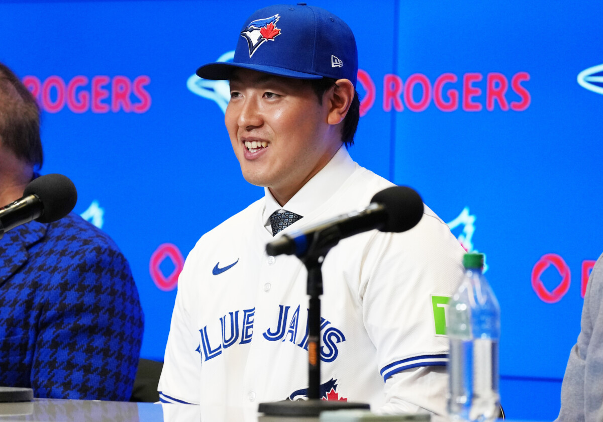 6 de enero de 2026; Toronto, Ontario, Canadá; Toronto Blue Jays Kazuma Okamoto habla con los medios durante la conferencia de prensa en el Rogers Centre. Crédito obligatorio: Nick Turchiaro-Imagn Images