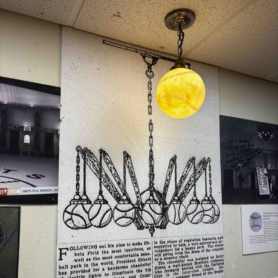 La última lámpara conocida con forma de béisbol de Ebbets Field se exhibe en el Museo Nacional del Estadio de Béisbol en Denver, Colorado. (Travis Schlepp/Nación de los Dodgers)