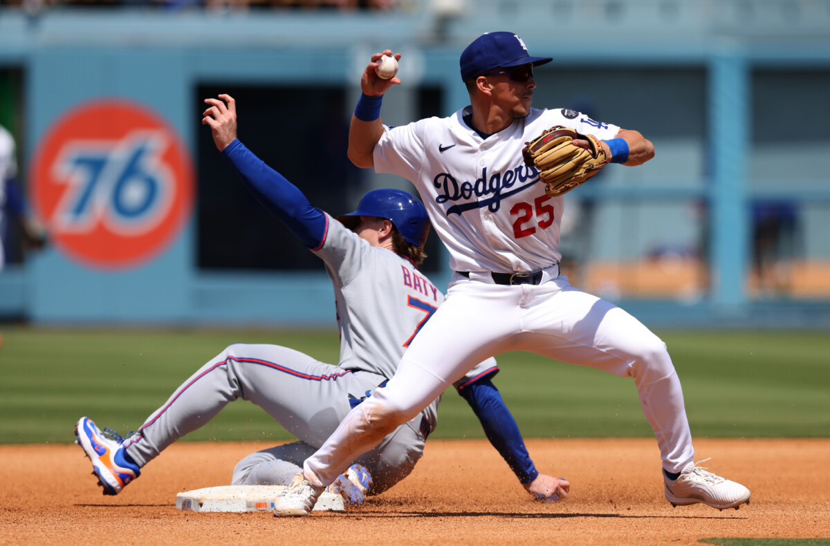 Jun 5, 2025; Los Angeles, California, USA; Los Angeles Dodgers second baseman Tommy Edman (25) can not turn a double play against New York Mets second baseman Brett Baty (7) during the fifth inning at Dodger Stadium. Mandatory Credit: Jason Parkhurst-Imagn Images