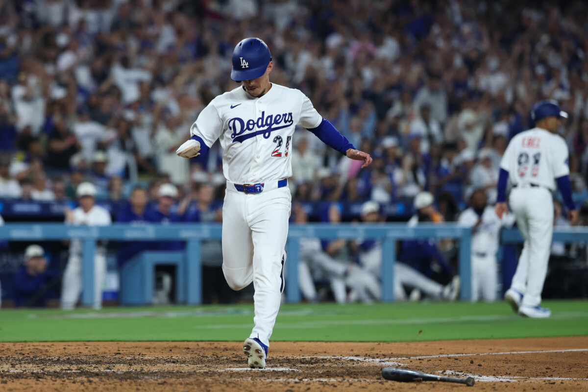 Jul 4, 2026; Los Angeles, California, USA; Los Angeles Dodgers second baseman Tommy Edman (25) scores in the eighth inning against the San Diego Padres at Dodger Stadium. Mandatory Credit: Kiyoshi Mio-Imagn Images